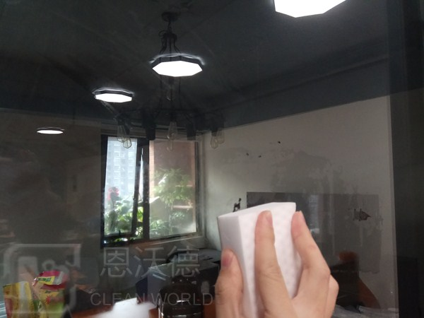 玻璃上的污漬怎用什么去除呢？玻璃上有水垢怎么辦？